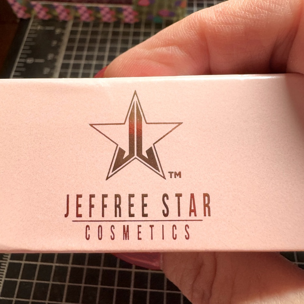 Full size, Jeffree Star setting powder in SUEDE🤎